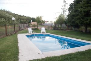 波特雷罗德洛斯弗内斯Koslayna的院子里一个带两把椅子的游泳池
