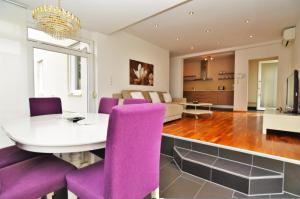 扎达尔黛安娜泽达别墅酒店的客厅配有白色桌子和紫色椅子