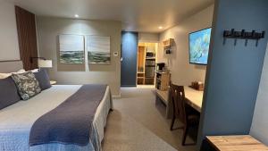 星期五港探索旅馆的一间卧室配有一张床和一张书桌