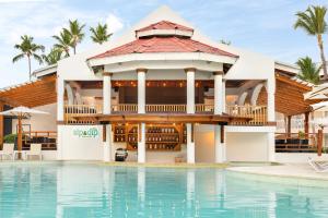 蓬塔卡纳Sunscape Coco Punta Cana - All Inclusive的大楼前有游泳池的酒店