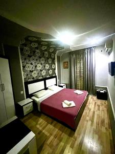 库塔伊西欧罗巴住宿加早餐酒店的一间卧室配有一张红色床罩的床