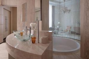 罗马Anantara Palazzo Naiadi Rome Hotel - A Leading Hotel of the World的带浴缸的浴室和柜台上的玻璃碗