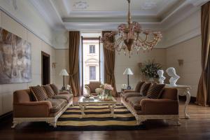罗马Anantara Palazzo Naiadi Rome Hotel - A Leading Hotel of the World的客厅配有两张沙发和一个吊灯。