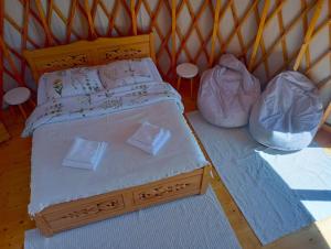 SzlembarkWoda Góry Las - glamping CAŁOROCZNY的一间卧室,配有一张带两个袋子的床