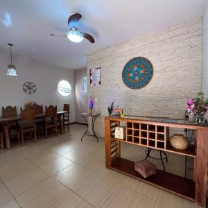 康赛瓦托利亚Pousada das Flores的一间带桌子的客厅和一间餐厅