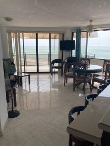 通苏帕Departamento 4 habitaciones 12 personas vista al mar 8vo piso Playa Almendro的一间享有海滩美景的客厅