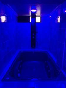 马尼萨莱斯Ecohotel Java的蓝色客房设有带灯光的浴缸。