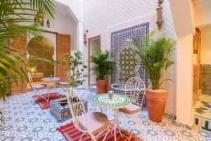 拉巴特Luxurious Riad Center Rabat Dar Al Jeld的一个带桌椅和植物的庭院