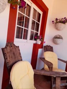 布拉加Quinta da Maínha - Charming Houses的一间设有两把椅子、一张桌子和一个窗户的房间