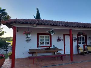 布拉加Quinta da Maínha - Charming Houses的前面有一张野餐桌的房子