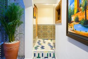 拉巴特Luxurious Riad Center Rabat Dar Al Jeld的配有长凳和绘画的房间