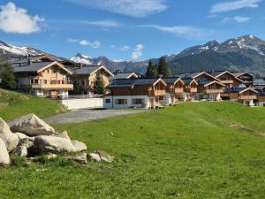 克里姆尔Filzstein Resort Chalet - Zillertal Arena, Hohe Tauern, Salzburgerland, Krimml, Hochkrimml的山丘上一群房子