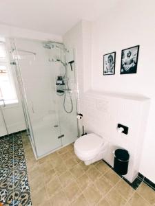 瓦尔堡SecretApartment: Fewo in Warburg的带淋浴和卫生间的白色浴室
