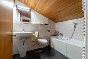 鲁波尔丁Gästehaus beim Schneidersepp的浴室配有盥洗盆、卫生间和浴缸。