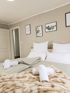 瓦尔堡SecretApartment: Fewo in Warburg的一间卧室配有两张带毛巾的床