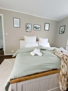瓦尔堡SecretApartment: Fewo in Warburg的一间卧室配有一张大床,床上有毯子