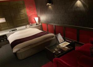 八王子市ホテル フェリエ hotel for adults的酒店客房,配有床和沙发