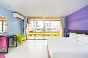 芭堤雅市中心贝拉快捷酒店的酒店客房设有一张床和一个大窗户
