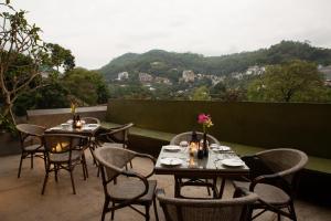 康提Lake Avenue Hotel Kandy的一组桌椅坐在阳台上