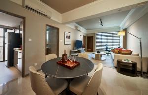 新加坡Great World Serviced Apartments的一间客厅,客厅内配有桌椅