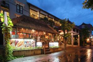 勒吉安The Lokha Legian Resort & Spa的街上的餐厅