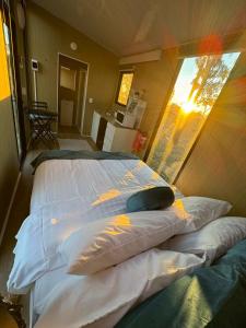 Mountview Getaway的一间卧室设有两张带白色床单的床和窗户。