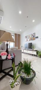 Thôn Văn DươngHue Charm Apartment with Pool and Gym的客厅配有沙发和植物桌子