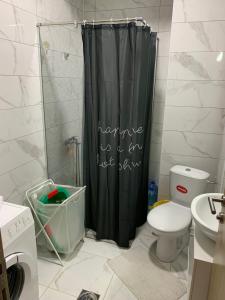 弗拉涅Apartman-Stefanovic的设有带卫生间的浴室内的淋浴帘