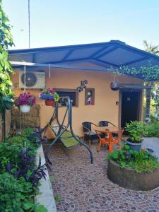 里耶卡Little garden house的一个带蓝伞和桌子的庭院