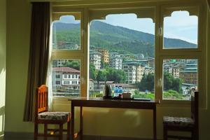 廷布Hotel Bhutan Kubera的客房设有书桌和美景窗户。