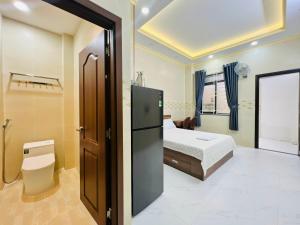 胡志明市DREAM HOUSE的一间卧室配有一张床,浴室设有卫生间