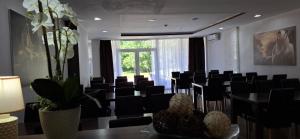 默主歌耶Villa Gaga的一间会议室,配有黑椅子和大窗户