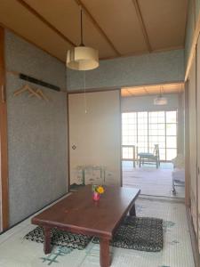 Kanzaki Beach House的客厅配有木桌