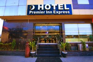 拉合尔Premier Inn Express Gulberg Lahore的建筑前有盆栽的旅馆