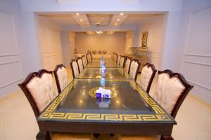 拉合尔Premier Inn Express Gulberg Lahore的一间会议室,配有长桌子和椅子