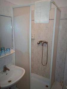 巴拉顿城堡PSZ Hotel Beach Földvár的带淋浴和盥洗盆的浴室
