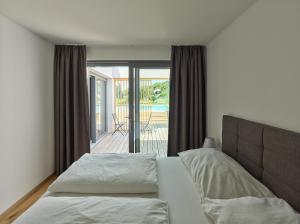 施皮尔费尔德RELAX APARTMENTS Hochgraßnitzberg的一间卧室配有一张床,享有庭院的景色