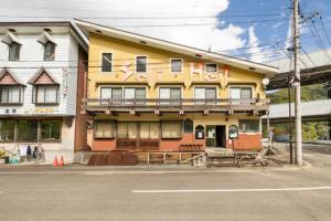 汤泽町The HOTEL YUZAWA STARDUST的街道拐角处的建筑物