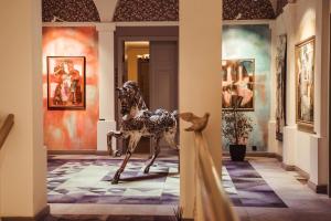 利耶帕亚Art Hotel Roma的走廊上马雕像,画作