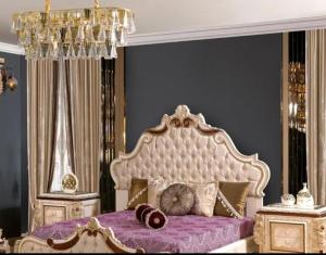 萨里The Empress Palace Hotel的一间卧室配有一张带紫色床单的大床