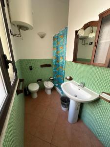 巴勒莫林肯艺术酒店的浴室设有2个卫生间和水槽