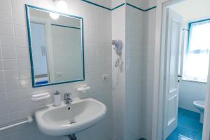 维拉西米乌斯Villa Tre Mari的白色的浴室设有水槽和镜子
