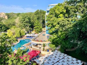 金沙BSA Holiday Park Hotel - All Inclusive的享有度假村游泳池的顶部景致