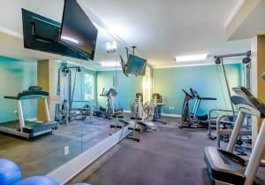 比洛克西Ocean Club 606的健身房设有数台跑步机和平面电视