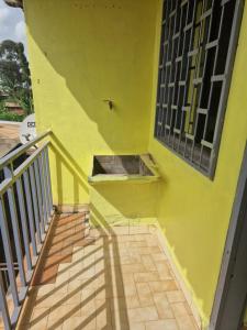 BafoussamBel Appartement meublé à Bafoussam的黄色的建筑,设有楼梯和窗户