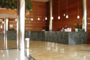 莫哈卡尔热带绿洲最佳酒店的大楼内带前台大堂