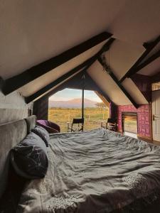 Oloitokitok Kilimanjaro view cabin-Amboseli的美景客房内的一张大床