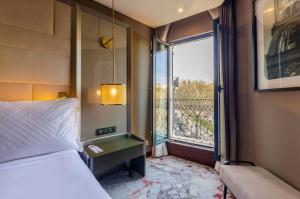 里斯本TURIM Boulevard Hotel的酒店客房设有床和窗户。