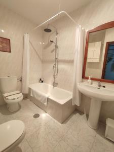 埃尔蓬特DÚPLEX SANABRIA的带浴缸、卫生间和盥洗盆的浴室