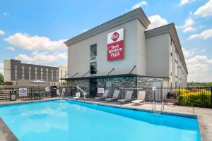 格林维尔Best Western Plus Greenville I-385 Inn & Suites的一座大楼旁酒店前的游泳池